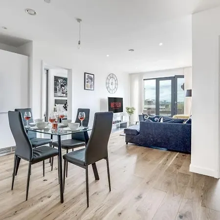 Apollo Luxury - Netflix - Fast Wifi- Free Parking Apartment *
