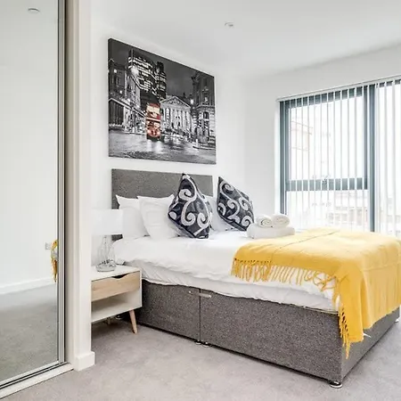 Apollo Luxury - Netflix - Fast Wifi- Free Parking Apartment *