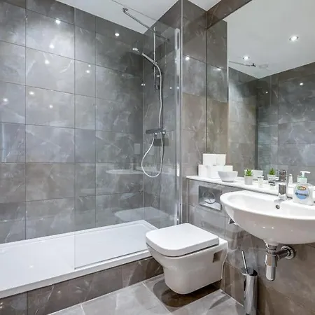 Apollo Luxury - Netflix - Fast Wifi- Free Parking Apartment *