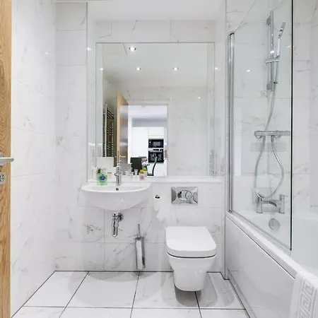 Apollo Luxury - Netflix - Fast Wifi- Free Parking Apartment